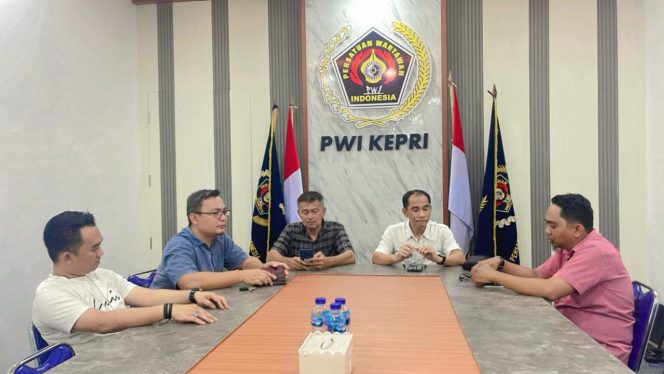 
					Ketua PWI Kepri, Andy (baju kemeja putih) didampingi Sekretaris PWI Kepri saat rapat bersama pengurus PWI Kepri