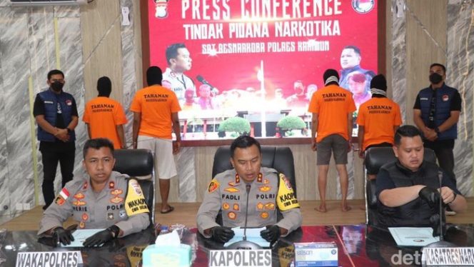 
 Pengungkapan penangkapan kurir sabu di Batam. (Sumber foto : Alamudin Hamapu/detikSumut)  