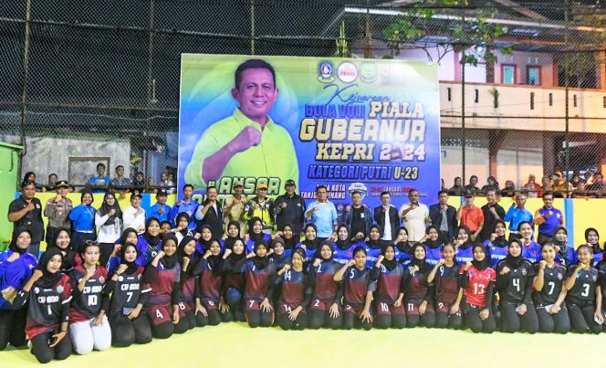 
					Pembukaan Kejuaraan Gubernur Cup Bola Voli Kategori Putri U-23 Zona Kota Tanjungpinang Tahun 2024 di Lapangan Voli Diana Bukit Cermin, Tanjungpinang.