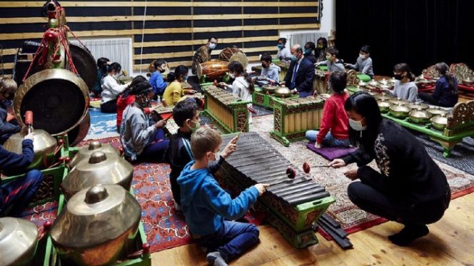 
					Siswa Sekolah di Bagnolet Paris sangat menggemari gamelan Jawa dan Wayang Kulit. ( Sumber foto : Ist)