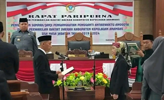 
					Prosesi pengambilan sumpah janji anggota DPRD Anambas dengan sisa masa jabatan tahun 2019 – 2024, dilakukan oleh Aniza menggantikan anggota DPRD Anambas Dapil II dari Fraksi Demokrat, Syafrilis