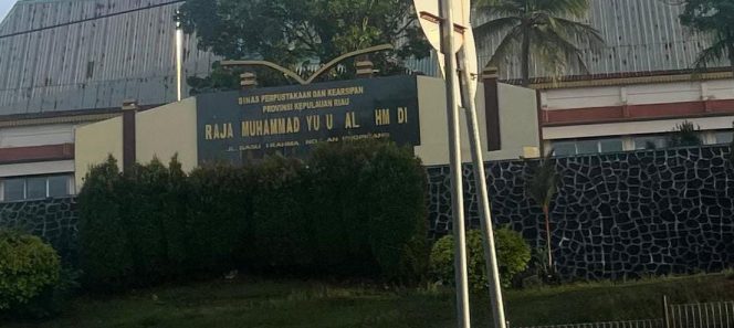 
					Papan plang nama di kantor Dinas Perpustakaan dan Kearsipan Provinsi Kepri dari pantauan media ini tidak terawat