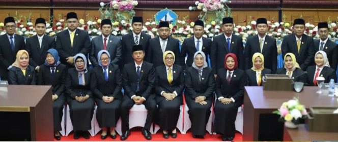 
					Usai pelantikan, 25 Anggota DPRD Kabupaten Bintan Berfoto Bersama. 
