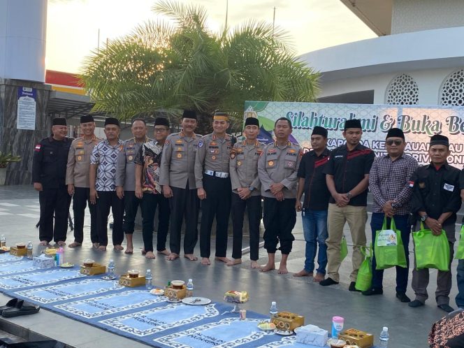 
					Jelang Berbuka Puasa, Sejumlah Polisi yang Bertugas Di Polda Kepri Berfoto Bersama. 