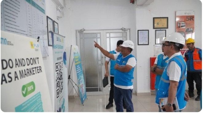 
					Petugas PLN Batam Mengecek Listrik. 