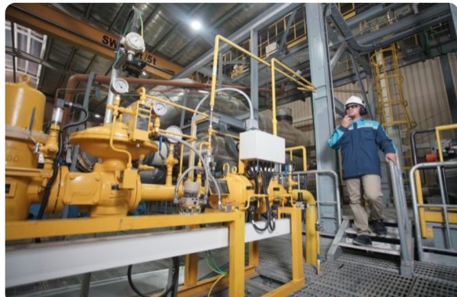 
					Petugas PLN Batam Saat Mengecek Mesin Pembangkit Listrik