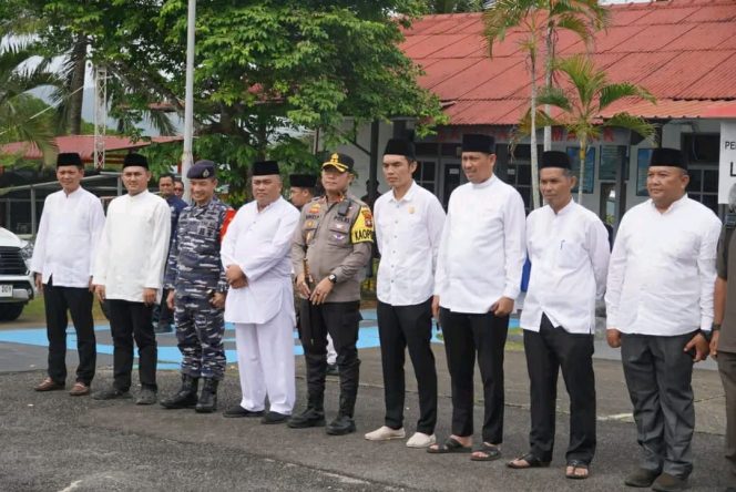 
					Ketua DPRD Anambas, Rian Kurniawan Sebelah Wakil Bupati Anambas Saat Menyambut Kedatangan Gubernur Kepri.