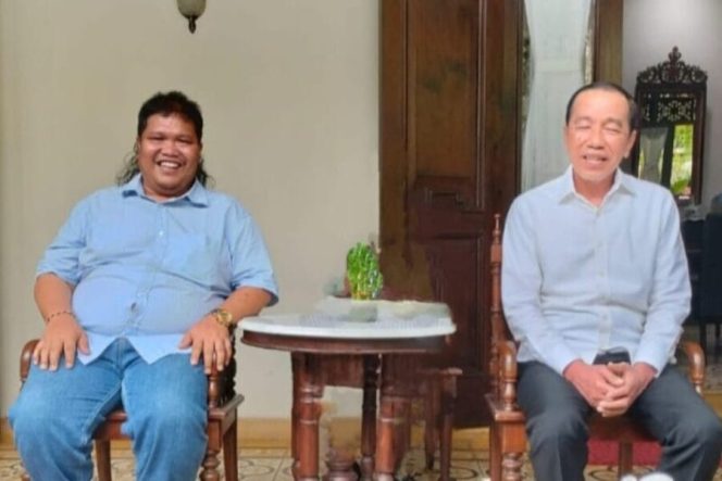 
					Ketua DPW Kepri Gibran Centre, Parlin Purba, saat melakukan silaturahmi ke kediaman Jokowi di Solo, Jumat (25/7/2025). Foto:Ist