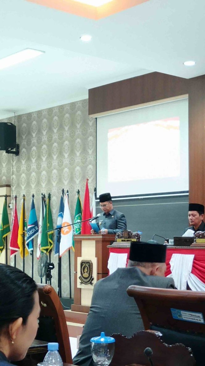 
 Bupati Kepulauan Anambas, Aneng, menyampaikan tanggapan atas pandangan umum fraksi-fraksi DPRD terkait Ranperda Kawasan Tanpa Rokok dalam rapat paripurna, Rabu(29/7). 