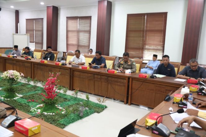 
 Komisi I DPRD Kota Batam menggelar Rapat Dengar Pendapat Umum (RDPU) pada Kamis (1/8/2025) menyikapi aduan Lembaga Suku Laut Nusantara Indonesia (LSNI) atas penutupan akses jalan dan pelabuhan rakyat Pandan Bahari di Kecamatan Batu Aji. Foto : Ist