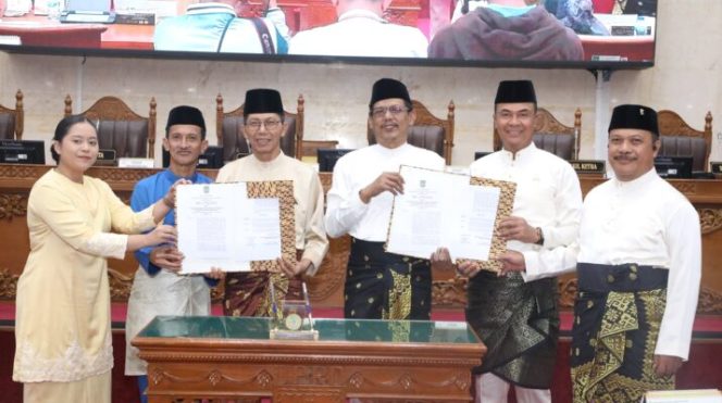 
					DPRD Kota Batam resmi mengesahkan Rancangan Peraturan Daerah (Ranperda) Penyelenggaraan Pendidikan dalam rapat paripurna, Jumat (15/8). Foto : Ist