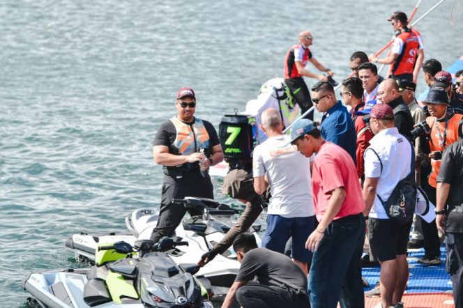 
					Menteri Pemuda dan Olahraga Republik Indonesia (Menpora RI) Dito Ariotedjo menyebut pelaksanaan F1 Powerboat di Danau Toba, Sumatera Utara menjadi upaya pemerintah dalam mempromosikan wisata olahraga (sport tourism) Indonesia ke panggung dunia. (foto:Andre/kemenpora.go.id). 