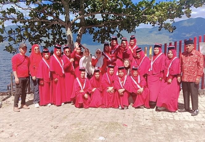 
					Ibu-ibu BKMT Jorong Baduih usai mengikuti gerak jalan HUT RI ke-80 di tepi Danau Jorong Ombilin, Tanah Datar, Selasa (12/8/).