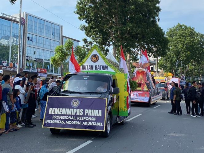 
					Rumah Tahanan Negara (Rutan) Kelas IIA Batam turut memeriahkan Pawai Kendaraan Hias yang digelar Pemerintah Kota Batam dalam rangka memperingati HUT ke-80 Kemerdekaan Republik Indonesia, Minggu (10/8). Foto:Ist