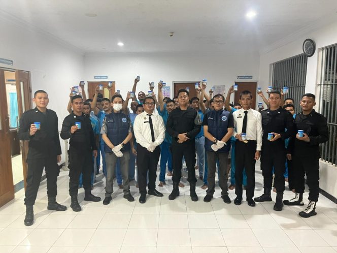 
					Rumah Tahanan Negara (Rutan) Kelas IIA Batam menggelar razia gabungan bersama TNI, Polri, Badan Narkotika Nasional (BNN), dan Badan Intelijen Negara (BIN), Kamis (14/8). Foto : Humas Rutan Batam