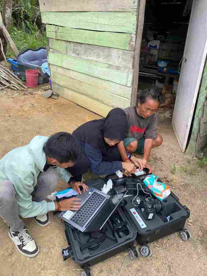 
					Petugas Disdukcapil Bintan melakukan perekaman data kependudukan langsung di rumah warga pesisir melalui layanan jemput bola Serving The Villager (STV), Selasa (19/8). 