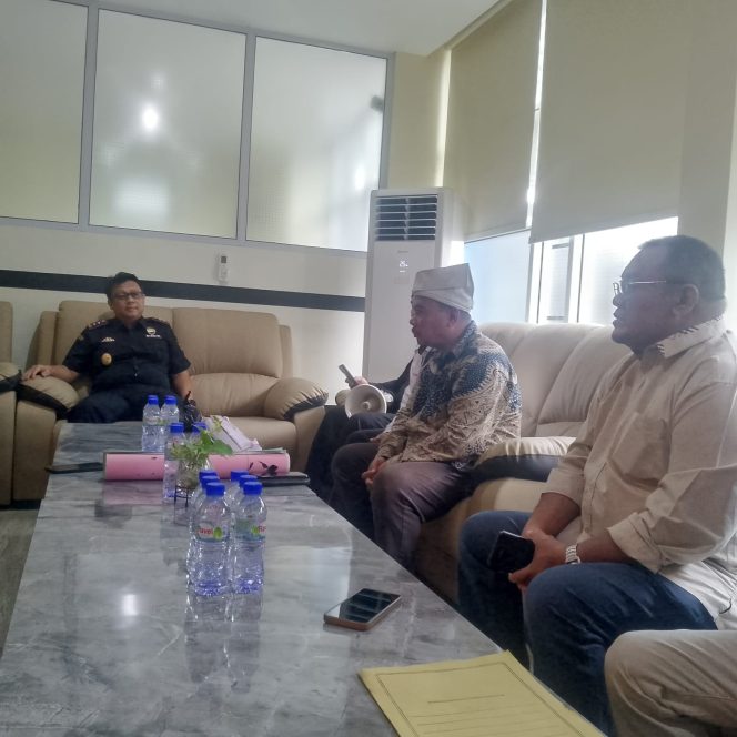 
					Perwakilan Aliansi Gerakan Bersama (GEBER) saat berdialog dengan Kepala Bea Cukai Tanjungpinang, Joko Pri Sukmono, usai aksi damai terkait peredaran rokok non cukai, Senin (25/8).