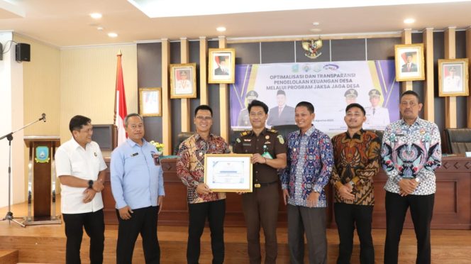
					Bupati Kepulauan Anambas Aneng bersama jajaran Forkopimda berfoto usai penyerahan piagam dalam Rapat Koordinasi Penyelenggaraan Pemerintahan Desa bertema “Optimalisasi dan Transparansi Pengelolaan Keuangan Desa Melalui Program Jaksa Jaga Desa” di Kantor Bupati Anambas, Kamis (21/8). 