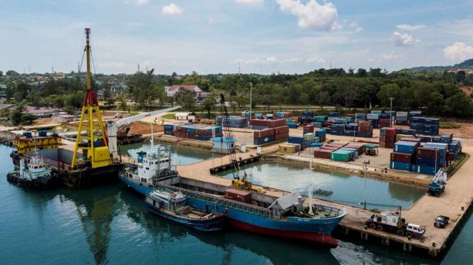 
					Aktivitas bongkar muat petikemas di salah satu pelabuhan yang dikelola Pelindo Multi Terminal Branch Tanjungpinang. Semester I-2025, trafik penumpang dan barang tercatat tumbuh positif, Kamis (28/8). 