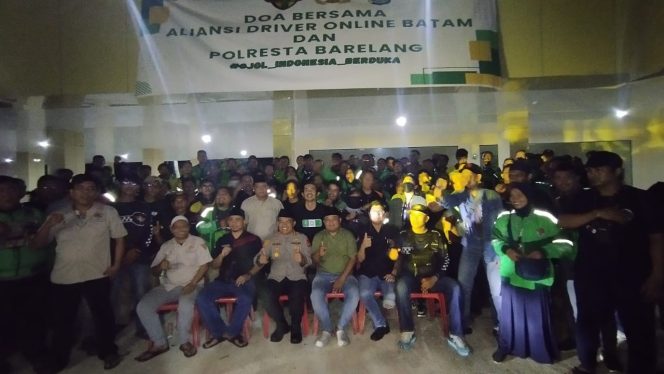 
 Driver Online Batam foto bersama kapolresta Barelang, selepas Doa Bersama, Jumat (29/8). Foto : Wins