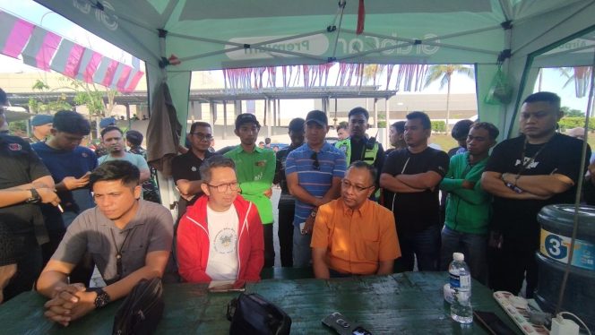 
 Bambang Supriyono, VP Services Airport Hang Nadim Batam (Kanan), saat menemui massa, Sabtu (23/8)