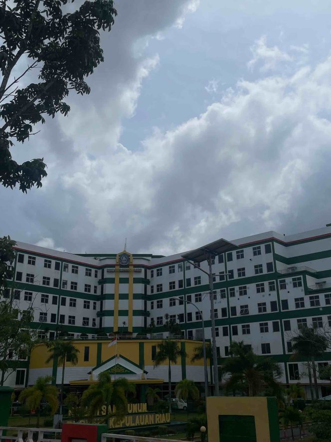 
					Gedung Rumah Sakit Umum Daerah (RSUD) Raja Ahmad Tabib, Tanjungpinang, Provinsi Kepulauan Riau, tampak dari depan, Sabtu(9/8).