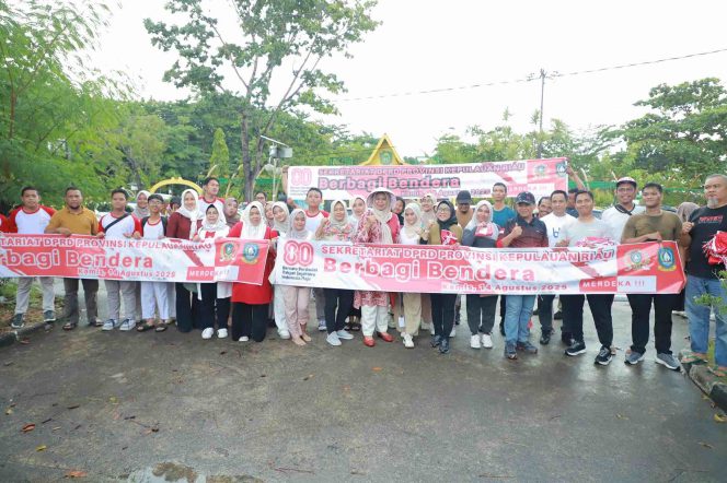 
					Plt. Sekwan DPRD Kepri Ika Hasillah bersama Wakil Ketua I DPRD Kepri Dra. Hj. Dewi Kumalasari, jajaran Sekretariat, dan perwakilan FORARI berfoto bersama sebelum membagikan bendera merah putih di Tanjungpinang, Kamis (14/8).