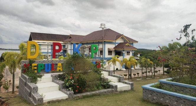 
					Gedung Dinas Perumahan dan Kawasan Permukiman (Perkim) Provinsi Kepulauan Riau di Tanjungpinang, Jum’at (15/8). Sumber Foto: googlemaps@danielsilitonga.