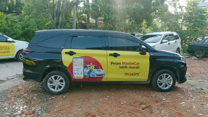 
					Branding Stiker Maxim yang terpasang disalah satu mobil pengemudi. Foto (Ist)