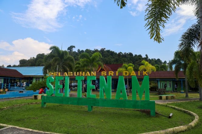 
					Pelabuhan Sei Tenam di Daik, Kabupaten Lingga, yang resmi diserahkan aset dan operasionalnya oleh Pemprov Kepri kepada Pemkab Lingga untuk memperkuat layanan transportasi laut dan mendorong pertumbuhan ekonomi daerah, Minggu (7/9). Sumber Foto: Pemprov Kepri. 