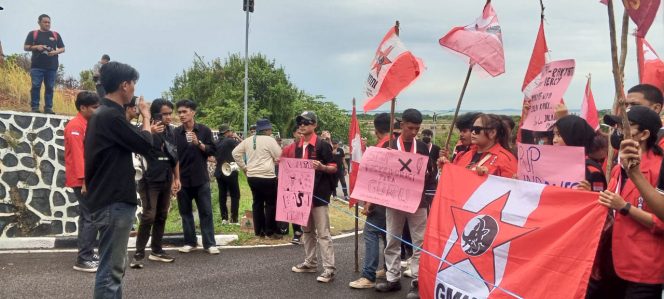 
					Suasana unjuk rasa mahasiswa yang tergabung Cipayung Plus di depan DPRD Kepri, Dompak, Tanjungpinang, Senin (1/9). Sumber Foto: Istimewa. 