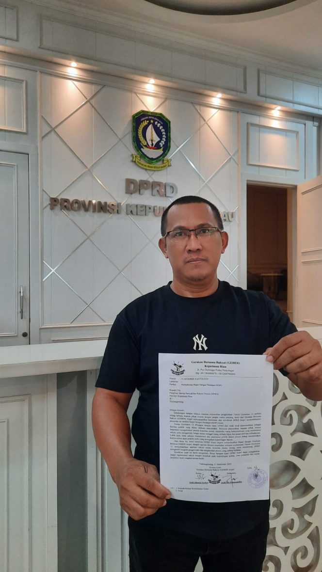 
					Koordinator GEBER Kepri, Sas Jhoni, menunjukkan surat permohonan RDP di DPRD Kepri, Kamis (11/9). 