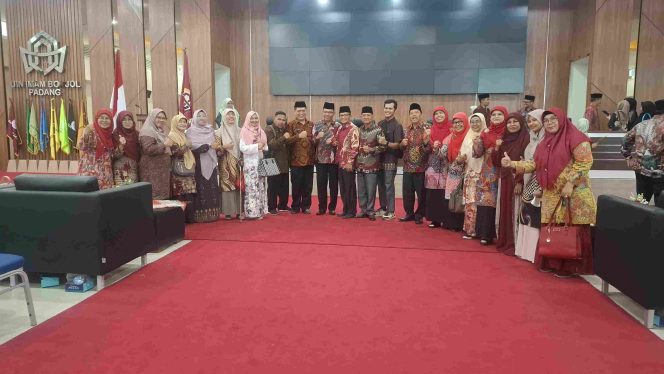 
					Para pengurus dan alumni Fakultas Dakwah dan Ilmu Komunikasi UIN Imam Bonjol Padang periode 2025–2029 berfoto bersama usai acara pelantikan dan pengukuhan di Kampus Sungai Bangek, Padang, Rabu (10/9/2025).
