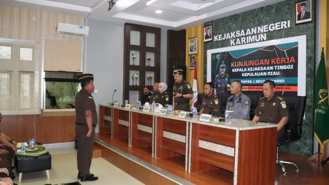
					Kajati Kepri J. Devy Sudarso bersama jajaran saat melaksanakan kunjungan kerja, monitoring, evaluasi, dan supervisi di Kejaksaan Negeri Karimun, Senin (15/09), Sumber Foto: Kejati Kepri. 