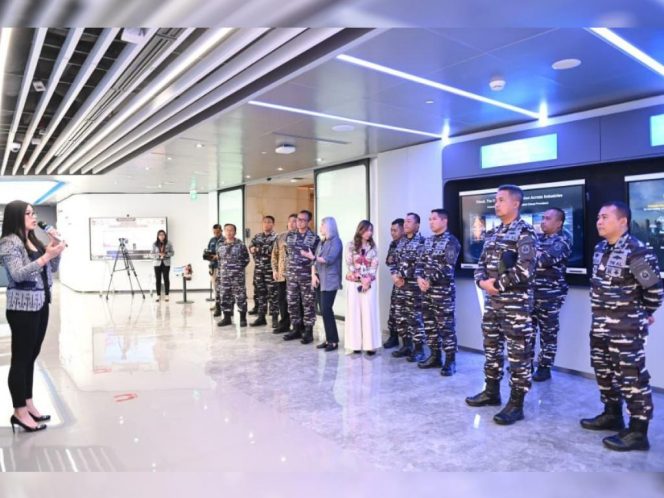 
 Kunjungan kerja Waaskomlekal Kasal Laksma TNI Prio Budie Leksono beserta rombongan TNI AL ke Huawei Innovation Center, Wisma Mulia, Jakarta, Rabu (17/9). Sumber Foto: TNI AL. 