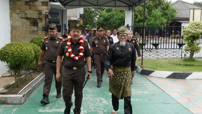 
					Kepala Kejaksaan Tinggi Kepulauan Riau, J. Devy Sudarso, disambut dengan pemasangan tanjak dan kalung bunga oleh Ketua LAM Moro saat kunjungan kerja ke Cabang Kejaksaan Negeri Karimun di Moro, Selasa (16/9), Sumber Foto: Kejati Kepri. 
