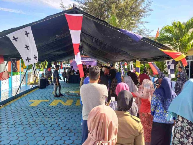 
 Warga Tarempa memadati Mako Lanal Tarempa untuk membeli paket sembako murah yang digelar dalam rangka HUT ke-80 TNI, Kamis (18/9), Sumber Foto: Lanal Tarempa. 
