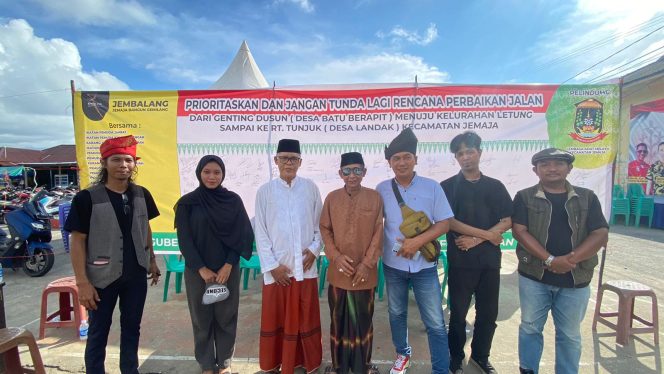 
					Koordinator JEMBALANG bersama perwakilan masyarakat Jemaja saat penyerahan petisi perbaikan jalan di Pelataran Tugu Proklamasi Letung, Sabtu (20/9). 
