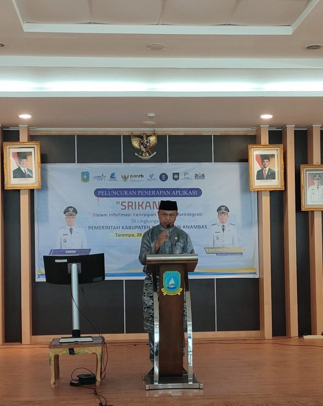 
					Kepala Dinas Perpustakaan dan Kearsipan Kabupaten Kepulauan Anambas, Rusmanda, menyampaikan sambutan pada kegiatan peluncuran penerapan aplikasi Srikandi di Tarempa, Jumat (26/9). 