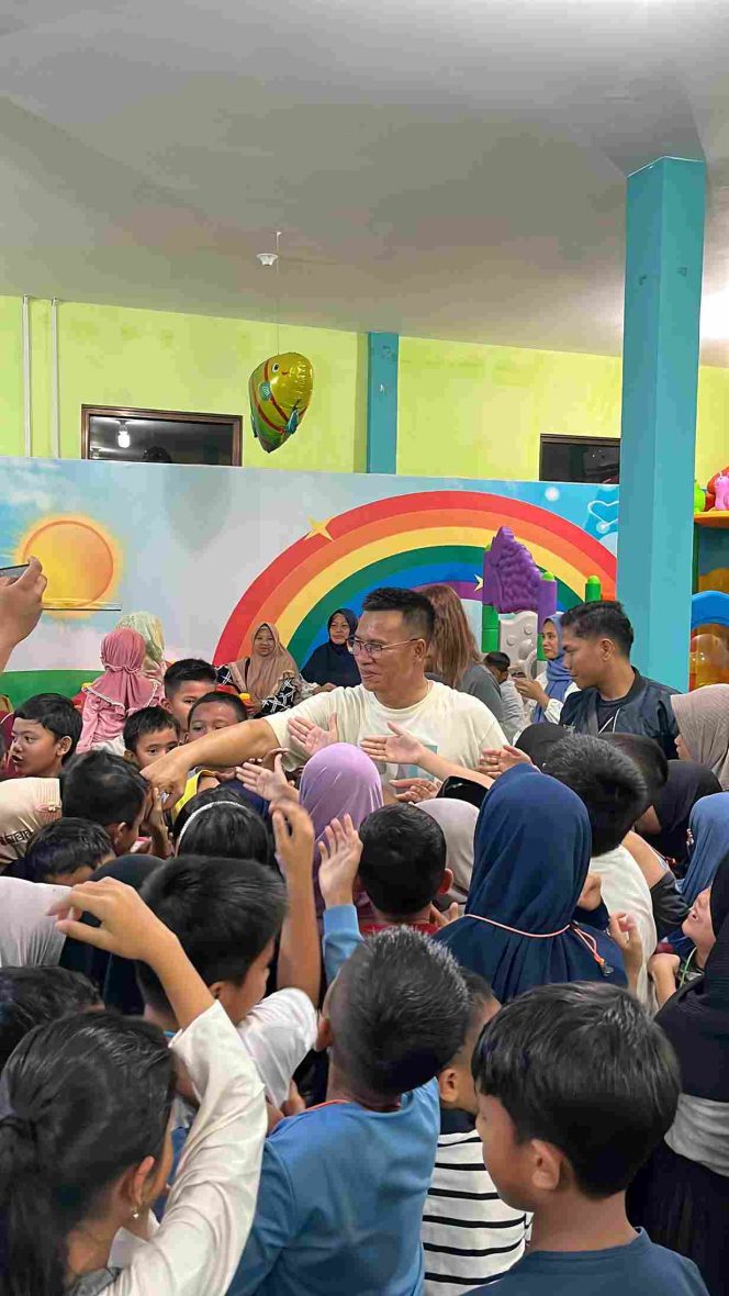 
					Bupati Kepulauan Anambas, Aneng, berinteraksi hangat bersama anak-anak dalam kegiatan Layanan Anak Malam Minggu di Perpustakaan Daerah, Sabtu (27/9). 