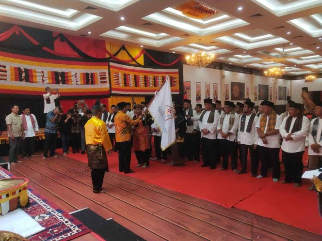 
					Pengukuhan Keluarga Besar Rumah Gadang (KBRG) Provinsi Kepulauan Riau berlangsung khidmat di Ballroom D Golden Prawn, Bengkong, Batam, Sabtu (27/9). 