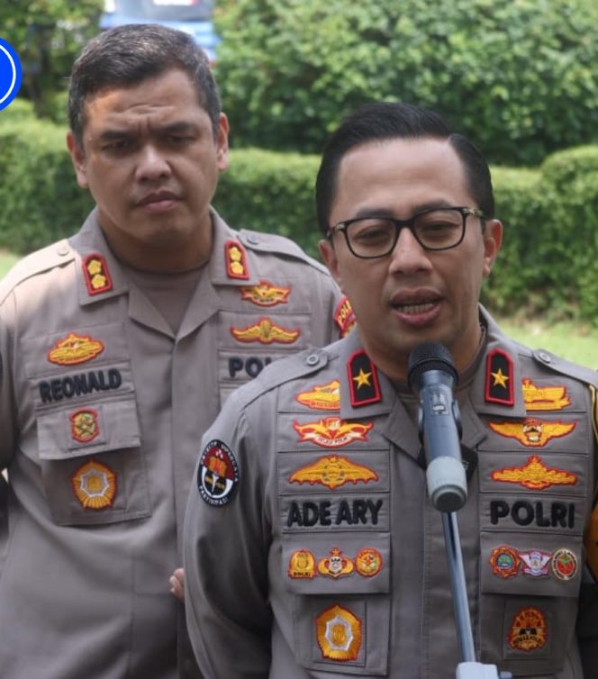 
 Brigjen Pol Ade Ary Syam Indradi didampingi Kombes Pol Reonald Simanjuntak saat memberikan keterangan pers terkait penanganan kerusuhan di Jakarta, Senin (15/09). Sumber Foto: Divisi Humas Polri. 