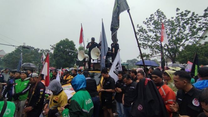 
 Unjuk Rasa ADOB, di halaman kantor Walikota Batam. Rabu (17/9). Foto:Ist