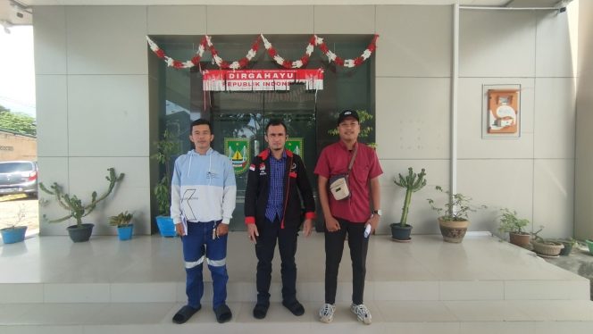 
 Alfian (kanan), mantan pekerja PT Indomarco Adi Prima, foto bersama Ketua Umum DPP Serikat Pekerja Buruh Indonesia, di kantor Dinas Tenaga Kerja Kota Batam, seusai menyerahkan surat Tripartit, Selasa (23/9). Foto : Ist