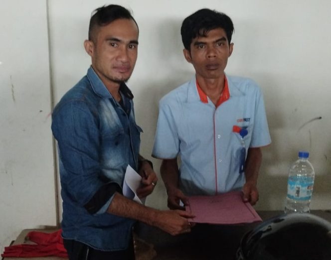 
					Erik (kanan), CSO Supervisor Carefastindo Batam, saat menerima Surat Permohonan Bipartit dari Serikat Pekerja Buruh Indonesia, beberapa waktu lalu. Foto:Ist