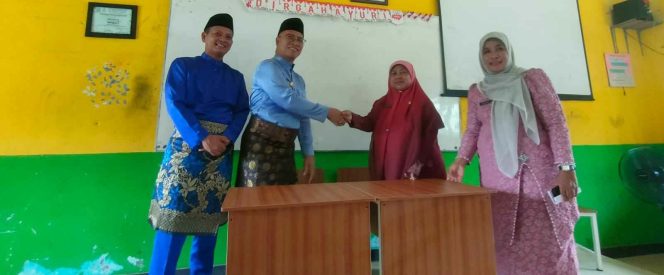 
					Bupati Kepulauan Anambas, Aneng, bersama Wakil Bupati Raja Bayu menyerahkan secara simbolis bantuan meja dan kursi kepada perwakilan sekolah penerima di Kabupaten Kepulauan Anambas,  Kamis (25/9). 