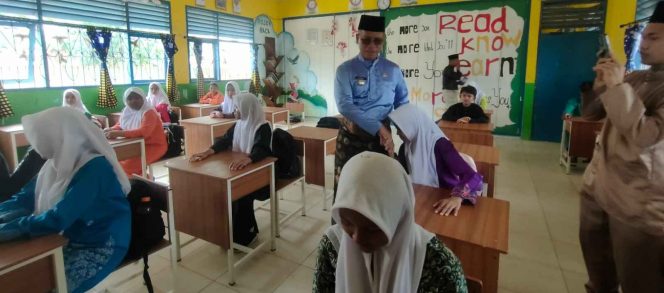 
					Bupati Anambas Aneng menyapa murid SMPN 1 Siantan saat berkunjung ke ruang kelas, Kamis (25/9/2025). 