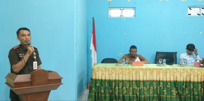 
					Kepala Kejari Kepulauan Anambas, Budhi Purwanto, memberikan sambutan saat peresmian Rumah Restorative Justice di Desa Tarempa Barat, Kecamatan Siantan, Selasa (30/9). 