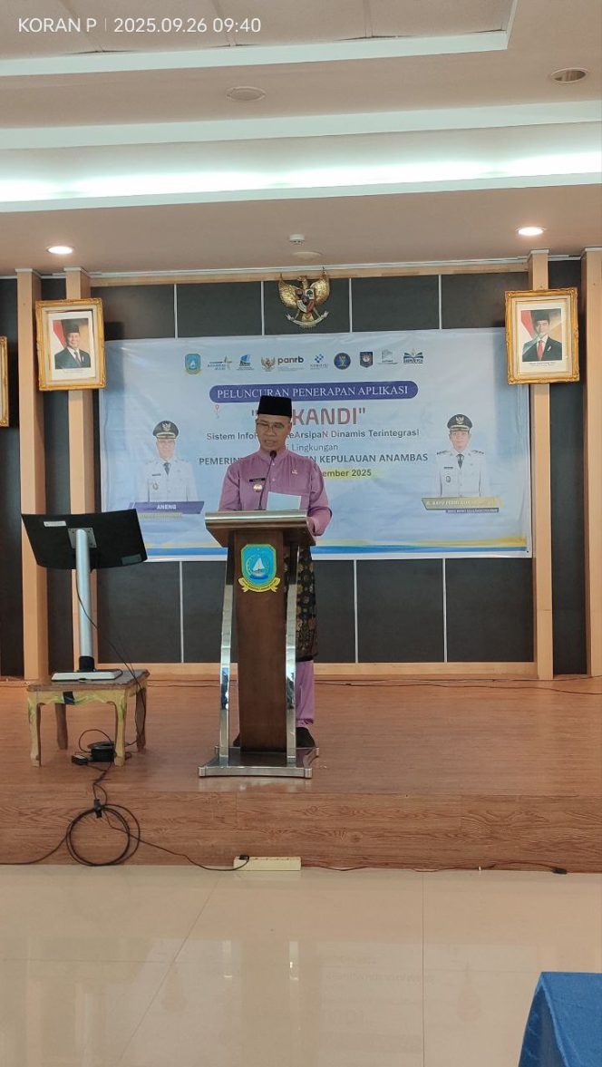
					Bupati Kepulauan Anambas, Aneng, memberikan sambutan saat peluncuran penerapan Aplikasi Sistem Informasi Kearsipan Dinamis Terintegrasi (Srikandi) di Ruang Rapat Utama Kantor Bupati, Jumat (26/9).