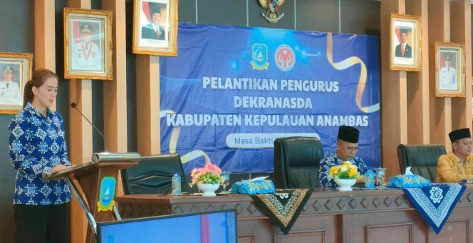 
					Ketua Dekranasda Kabupaten Kepulauan Anambas, Ny. Sinta Aneng, menyampaikan sambutan pada pelantikan pengurus Dekranasda masa bakti 2025–2030, Sabtu (27/9).